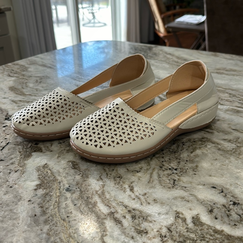 Never been worn women’s size 9 1/2 sandals.